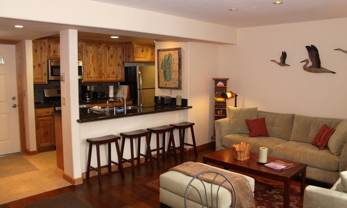 Lake Forest Casa | Hermosa Lake Forest Condo, 2Bd / 2Ba, piscina, jacuzzi, Cerca del lago y la ciudad.