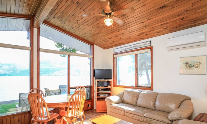 Central Okanagan Cabina | Beautiful Lake Front Cabin (Cabin #4)