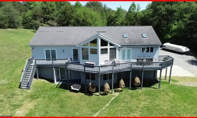 Livingston Casa | Beautiful Lake Front on 3.5 acres
