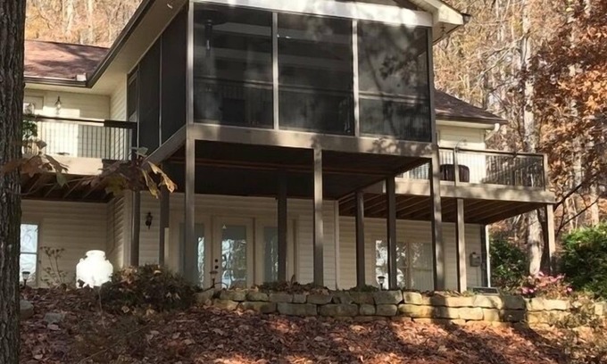 Westminster Casa | BEAUTIFUL LAKE FRONT- DOCK, SCREENED PORCH, CLEMSON, HIKING, KAYAKS, 5 BEDROOM