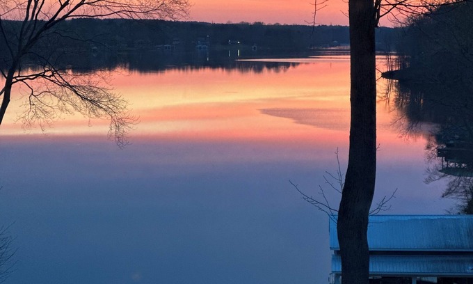 Leasburg Casa | Beautiful lake front family home