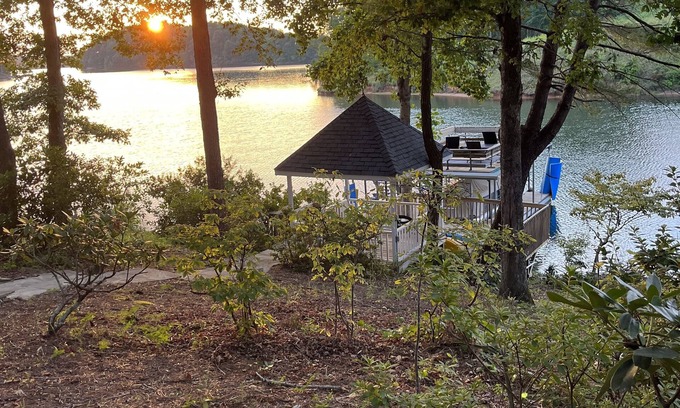 Six Mile Casa | Beautiful lake front house on Lake Keowee 12 miles from Clemson.