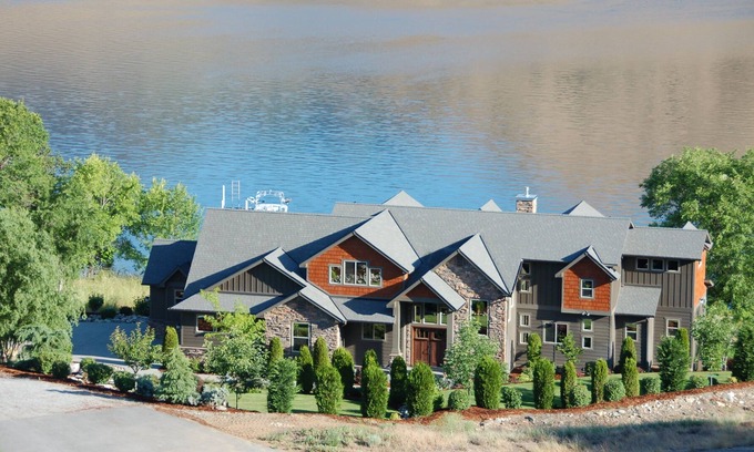 Monitor Cabina | Hermosa Lake Front Vacation Home - Plazas 11