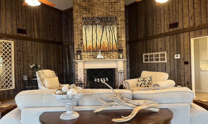 Northport Casa | Beautiful Lake Front Home with Amazing Views Located Just 15 miles to UA.
