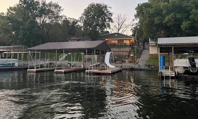 Marion Casa | Beautiful lake house steps away from the lake!