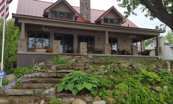 Grass Lake Casa | Beautiful Lake House