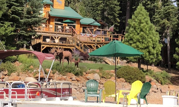 Lake Almanor Peninsula Casa | HERMOSA CASA DE LAGO CON AMPLIO DOCK Y BOYA. ALQUILER DE VIERNES A VIERNES SOLAMENTE.