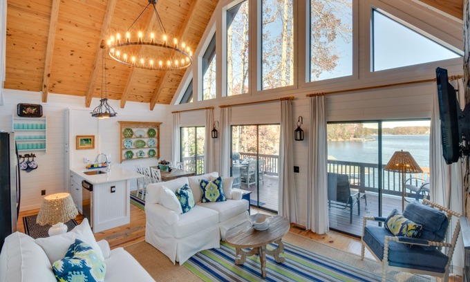 Seneca Cabina | Beautiful Lake Keowee Home w/ Boat Dock & Fire Pit