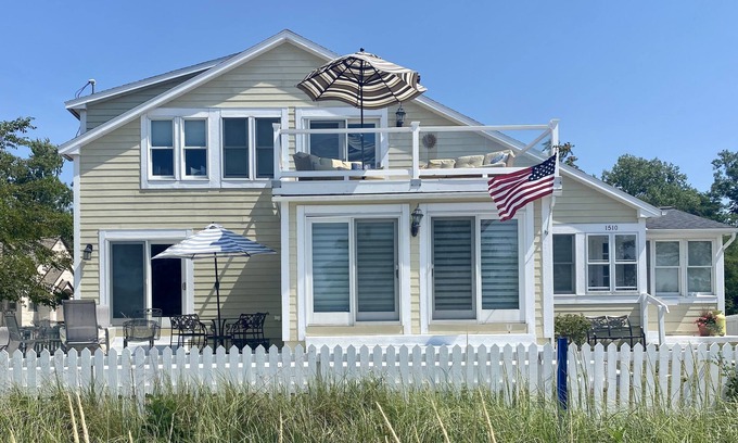 Bluffton Casa | BEAUTIFUL LAKE MICHIGAN BEACH HOUSE just a 5-minute walk to the water’s edge!