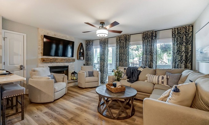 Mount Mourne Condominio | Beautiful Lake Norman waterfront location! Steps to pool, lake, restaurant!