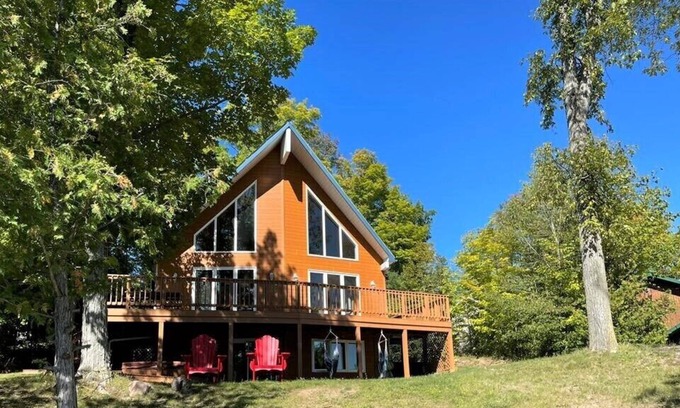 Central Frontenac Cabaña | Beautiful lake side cottage