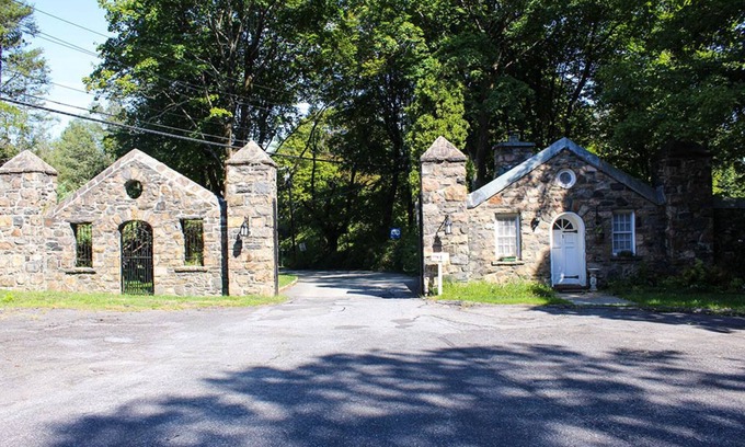 Town of North Castle Casa | Beautiful, Lake Side Private Suburban Home Away from Home!