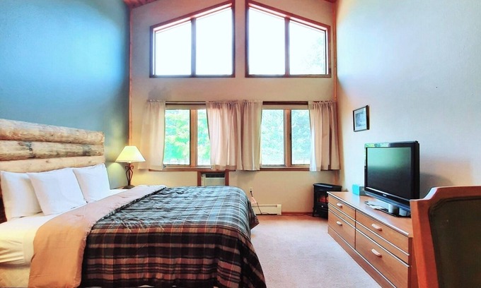 Ironwood Apartamento | Beautiful Lake Superior is just down the road and what better then a private guestroom themed after it?