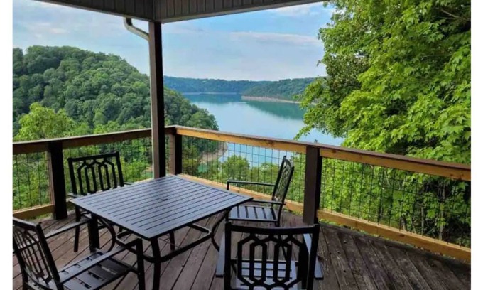 Russell Springs Casa | Beautiful Lake Home at Lake Cumberland