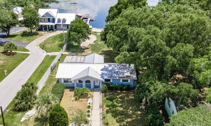 Summerfield Casa | Beautiful Lake Weir lakefront 2/2 house with private dock, beach, huge yard.