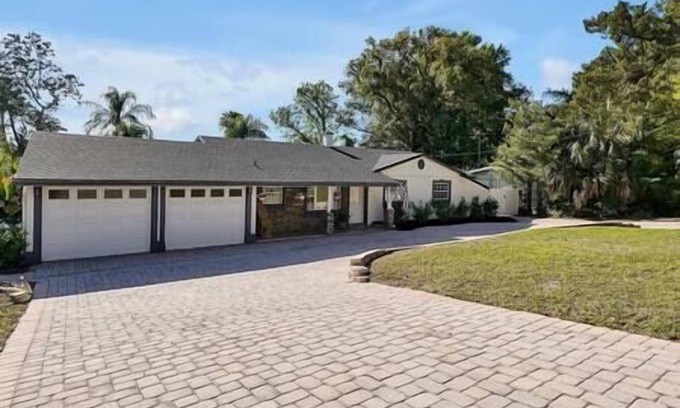 Altamonte Springs Casa | Beautiful Lakefront Gem ~ Pool ~ Fishing ~ 5 Star Location