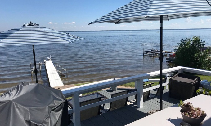 Houghton Lake Heights Casa | Hermosa casa frente al lago con fantásticas vistas de amaneceres y atardeceres
