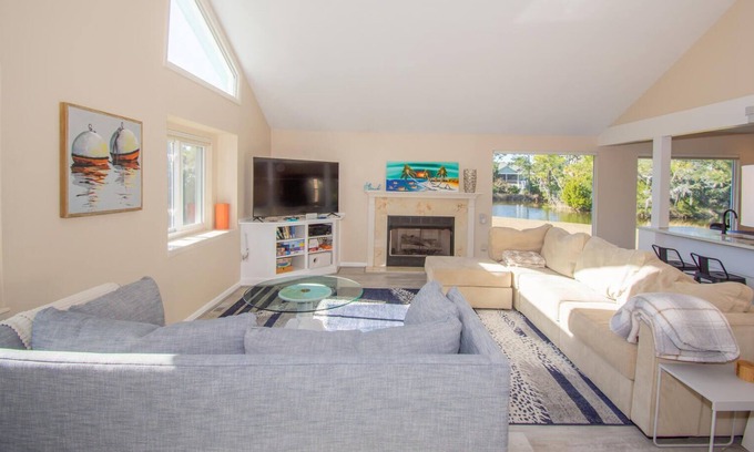 Blue Heron Lake Casa | Beautiful lakefront home on Fripp Island, overlooking Blue Heron Lake