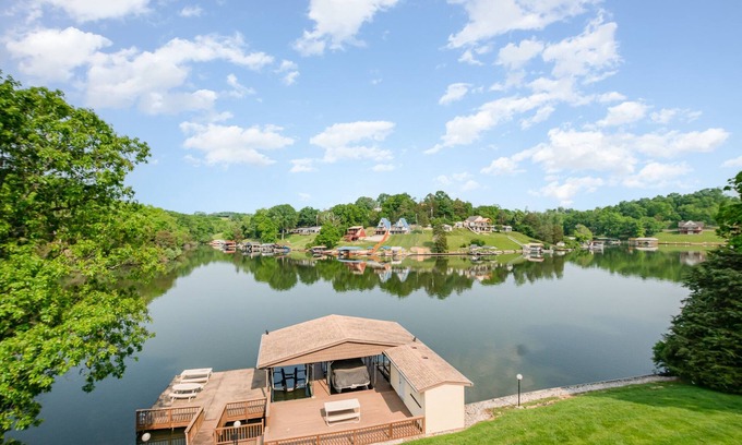 Williamstown Casa | Beautiful Lakefront Home, Private Dock, Sleeps 16, 12 minutes to Ark Encounter