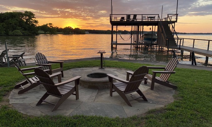 Seven Points Casa | Hermoso frente al lago 4 BR / 5 BA Hideaway w / enorme patio y hermosa vista