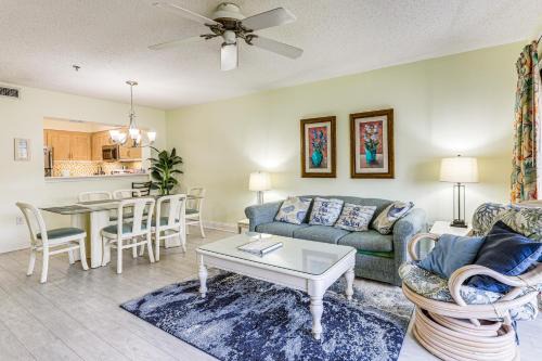 Arcadian Shores Apartamento | Beautiful Lakefront Condo Easy Walk to the Beach!