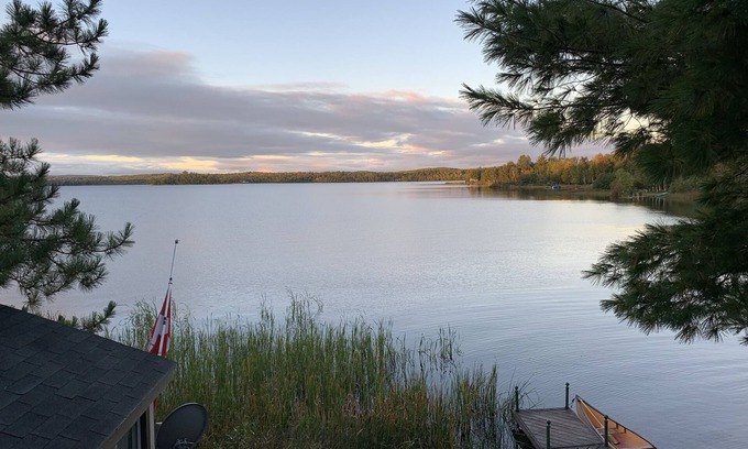 Chisholm Cabaña | Beautiful Lakefront Cottage (fishing, boating, hiking, relaxing)