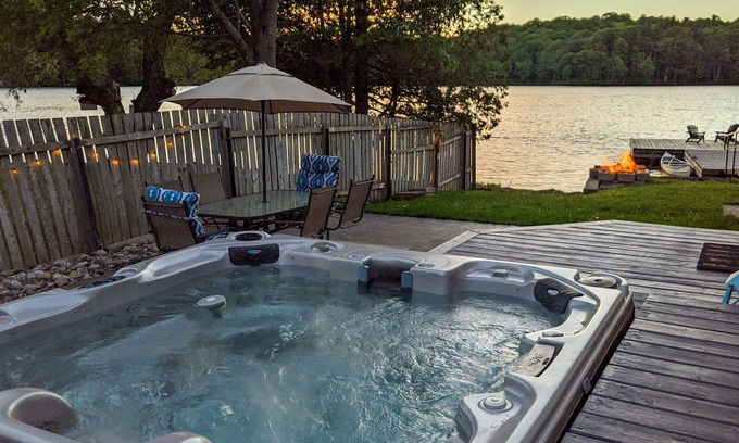 Front of Yonge Cabaña | Beautiful Lakefront Cottage with Hot Tub