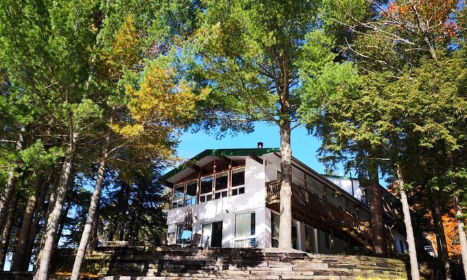 Seguin Cabina | Beautiful Lakefront Inn Suites