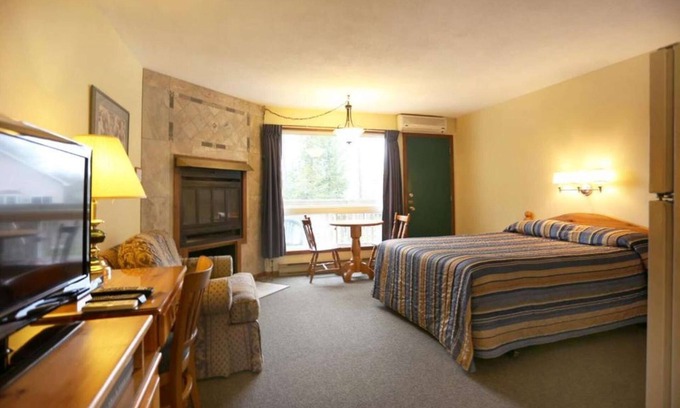 Seguin Cabina | Beautiful Lakefront Inn Suites