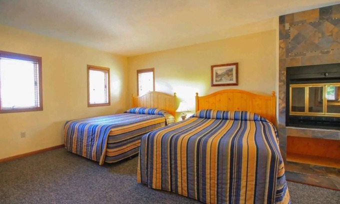 Seguin Cabina | Beautiful Lakefront Inn Suites