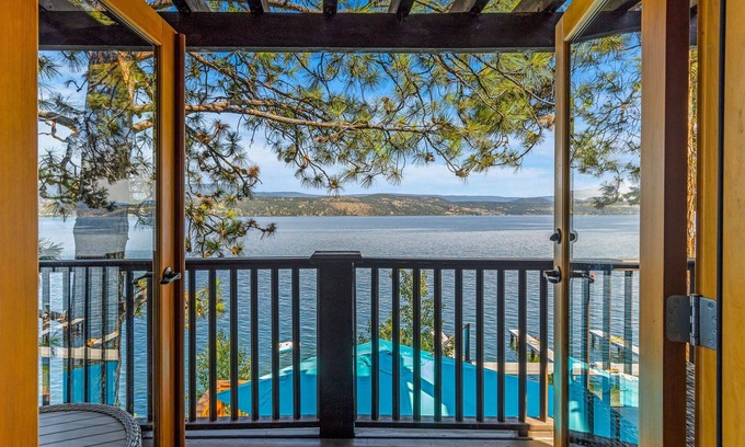 Central Okanagan Cabina | Beautiful Lakefront Cottage Kelowna