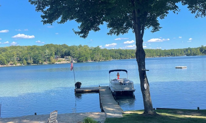 Irons Cabaña | HERMOSO Lakefront Cottage W / Pontoon en Harper Lake- completamente actualizado!