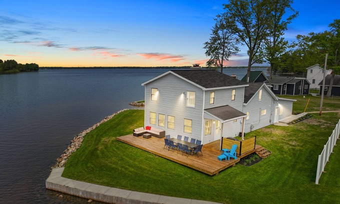 Cadillac Casa | Beautiful Lakefront Home on Sunset Point