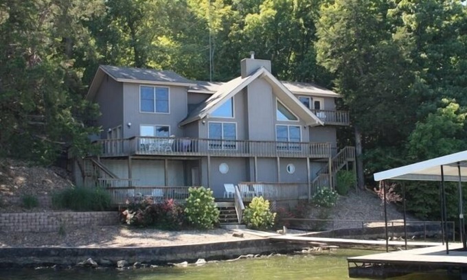 Camdenton Casa | Lake Front Home con 3 Master Suites