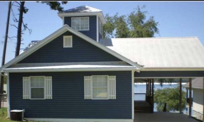 Chipley Casa | Beautiful Lakefront home 25 minutes from Panama City Beach .
