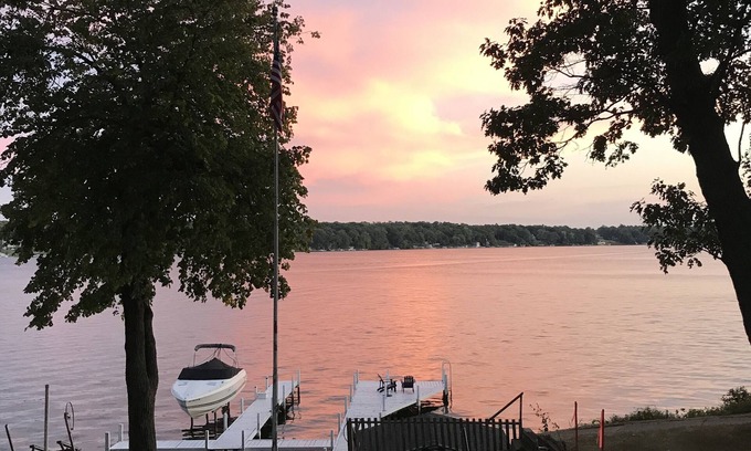 Delavan Lake Casa | Beautiful Lakefront Home w/private pier and swim raft