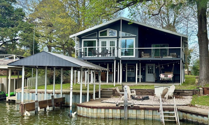 Tool Casa | Beautiful lakefront home in Tool!