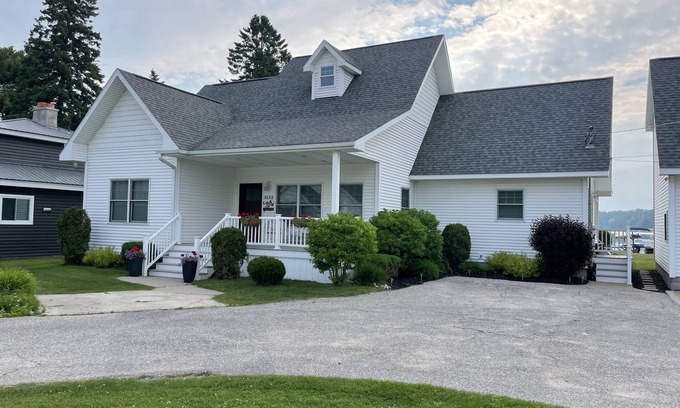 Conway Casa | Beautiful Lakefront Home- Crooked Lk-Petoskey/Harbor Springs/Nubs- boat/bike/ski
