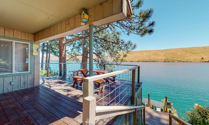 Joseph Casa | Beautiful lakefront house with private boat dock, washer/dryer & fireplace