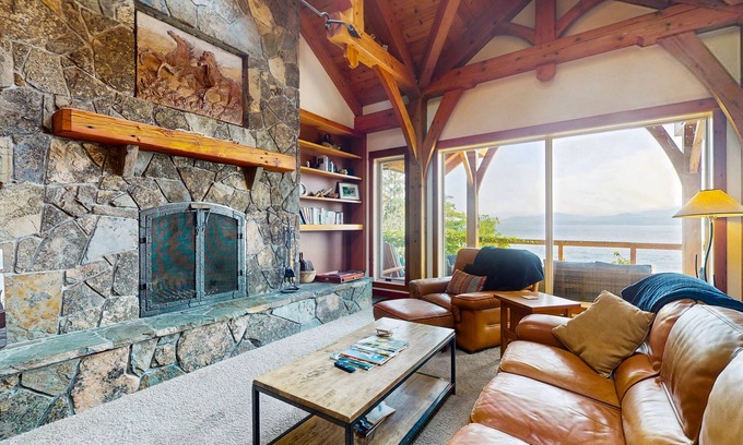 Sandpoint Cabina | Hermoso lodge frente al lago con vistas, acceso a playa privada y gran terraza.