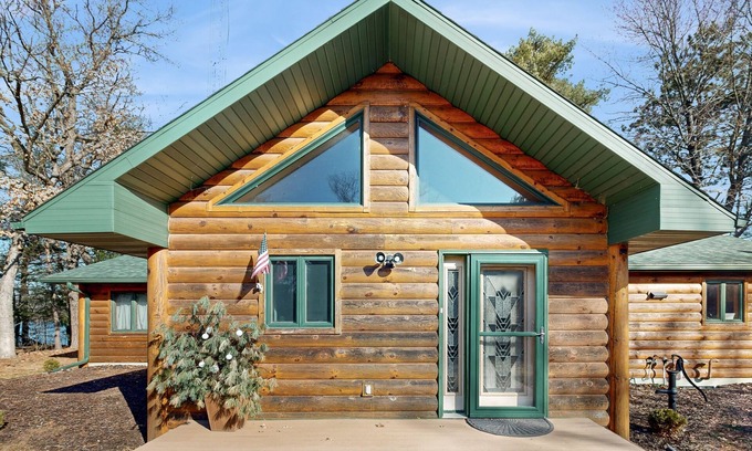 Friendship Casa | Beautiful lakefront log cabin with dock, firepit, washer/dryer, dog friendly