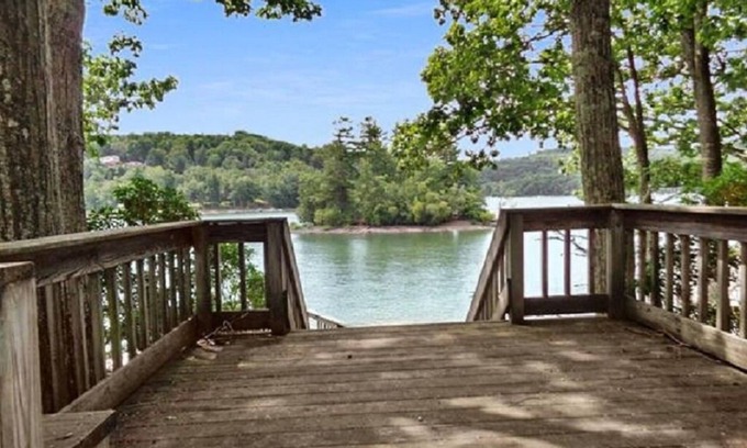 Lakeville Casa | Beautiful Lakefront Chalet on Lake Wallenpaupack