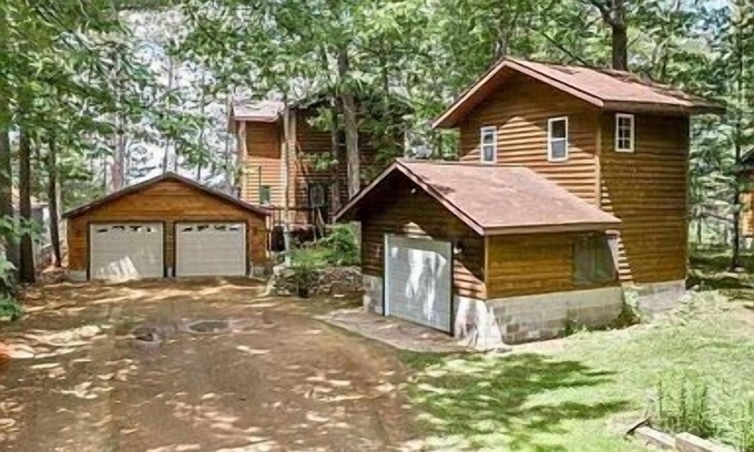 Rhinelander Casa | Beautiful Lakefront House With Three Bedrooms, Two Baths, Pier / Hoist