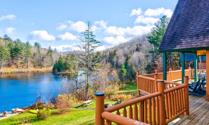 Wilmington Cabina | Beautiful Lakefront Log Cabin 15 Minutes from Mount Snow