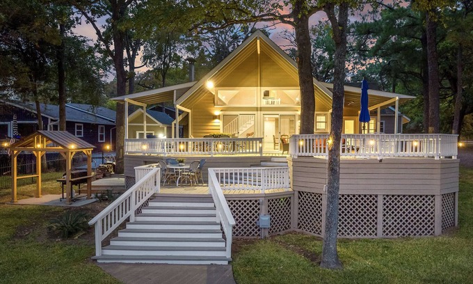 Tool Casa | Beautiful lakefront views, boat slip, fire pit, grill gazebo, huge family deck