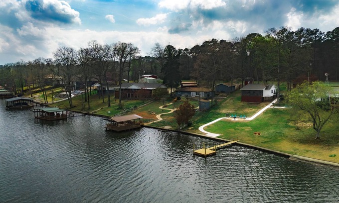 Mid America Cabaña | Beautiful lakehouse on main channel with boat dock large backyard Lake access