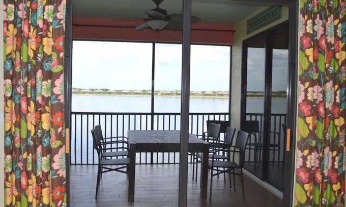 Rural Estates Casa | Beautiful Lakeside Coach home
