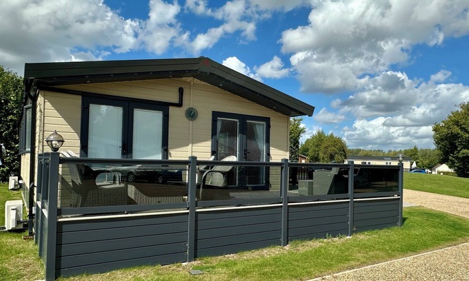 Yaxham Cabina | Beautiful lakeside Lodge in tranquil setting