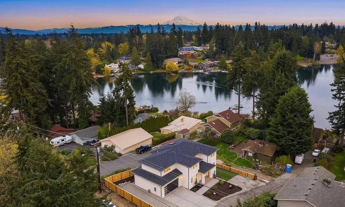 Federal Way Casa | Beautiful lakeside retreat,close to SeaTac Airport,pet friendly,EV charging,WiFi