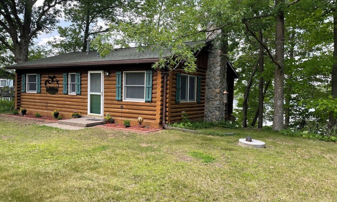 Turtle Lake Cabina | Cozy lakeside log cabin on Horseshoe Lake with year-round fishing & WiFi